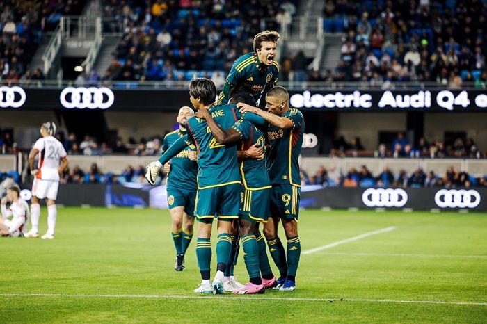 LA Galaxy hace su negocio en San José LA Galaxy hace su negocio en San José