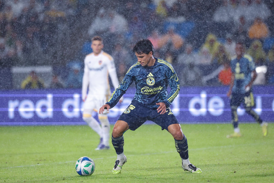 Kevin Álvarez, lateral derecho del equipo mexicano Club América, busca el ataque ante la mirada de Gabriel Pec.